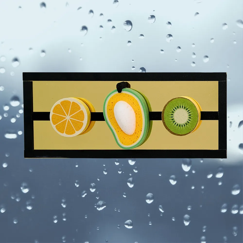 בלי טובות, מראה מתלה עם שלושה ספוגי רחצה 55 שח